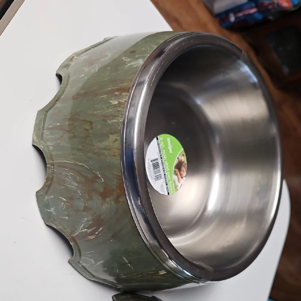 Majestic Olive and Silver Pet Bowl